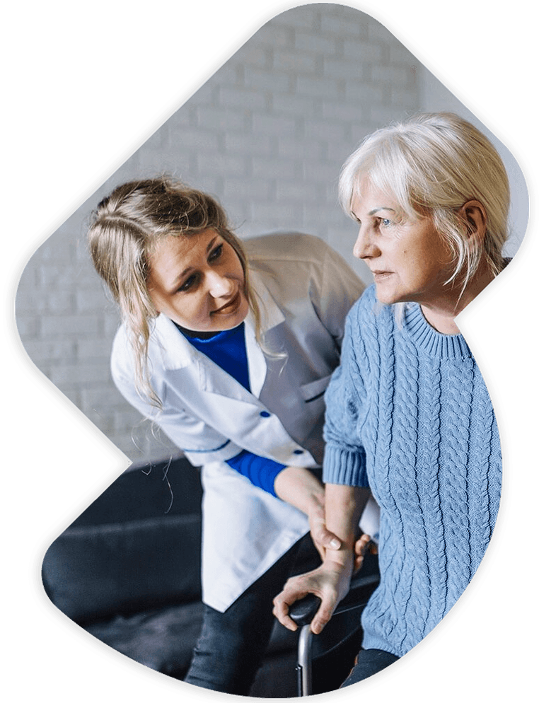 Infirmière libérale aidant une patiente à domicile - Swily