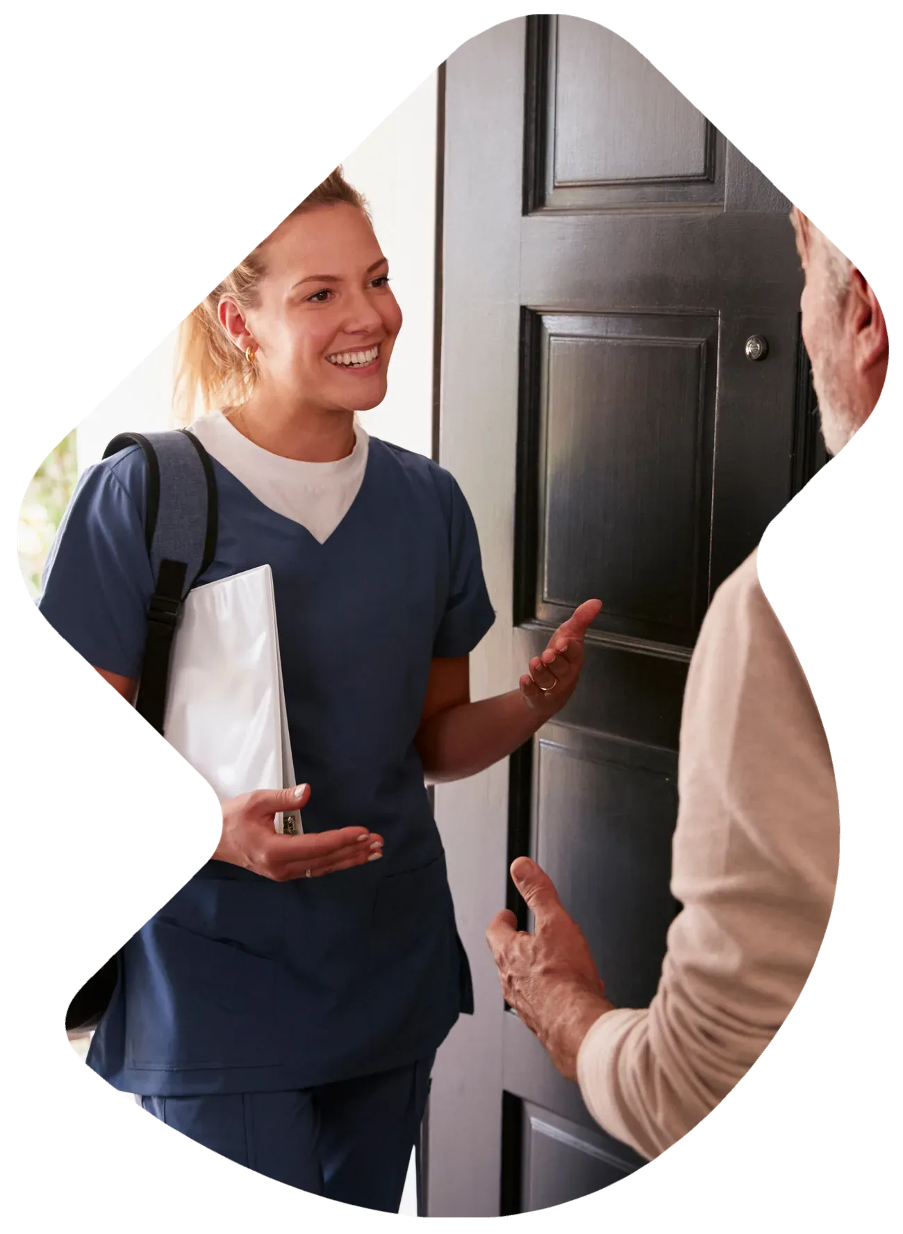 Infirmière libérale aidant une patiente à domicile - Swily